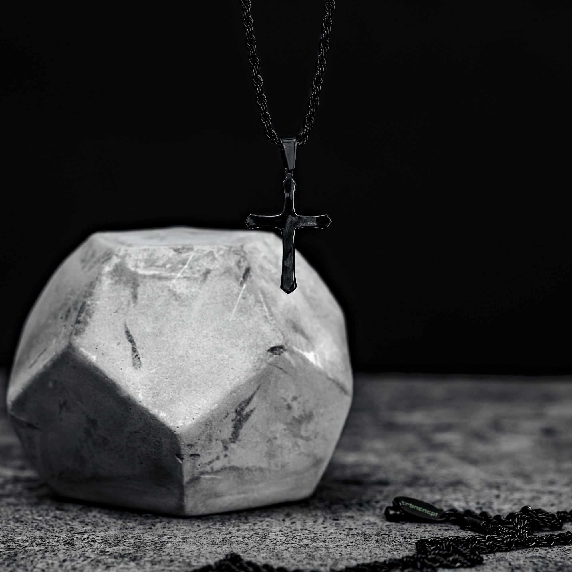 Forged Carbon Kreuz Halskette